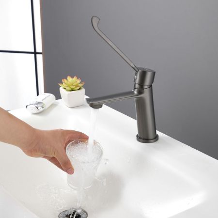 Смеситель для раковины с хирургической ручкой BELZ B10019-3, оружейная сталь