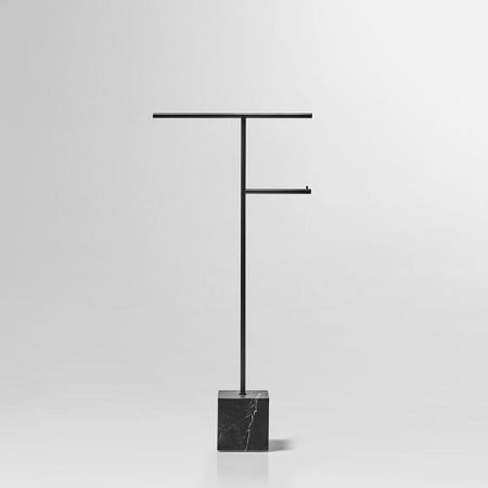 ANTONIO LUPI BIVIO Стойка напольная с полотенцедержателем и держателем туалетной бумаги, база из мрамора Nero Marquinia satinato, структ Nero goffrato, артикул BIVIO2.6/545.nero marquinia