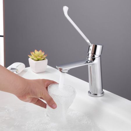 Смеситель для раковины с хирургической ручкой BELZ B10019, хром