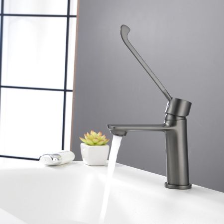 Смеситель для раковины с хирургической ручкой BELZ B10019-3, оружейная сталь