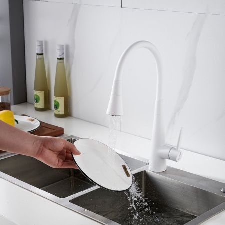 Смеситель для кухни с гибким изливом и режимом "душ" Rose R213C, белый