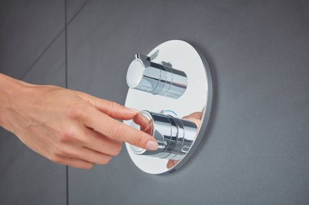 Термостатический смеситель для душа GROHE Grohtherm с переключателем на 2 положения, внешняя часть, круглая розетка, хром (24076000), артикул 24076000