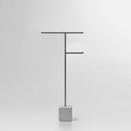 ANTONIO LUPI BIVIO Стойка напольная с полотенцедержателем и держателем туалетной бумаги, база из мрамора Carrara satinato, структура Satin steel