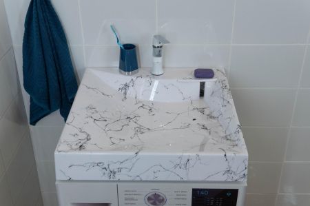 Раковина над стиральной машиной Турин 60х60 белый мрамор с кронштейнами