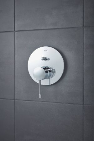 Смеситель однорычажный для ванны GROHE Essence, круглая розетка, хром (24058001) Смеситель однорычажный для ванны GROHE Essence, круглая розетка, хром (24058001)