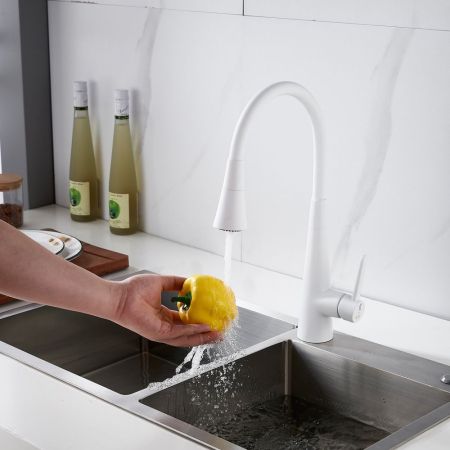 Смеситель для кухни с гибким изливом и режимом "душ" Rose R213C, белый