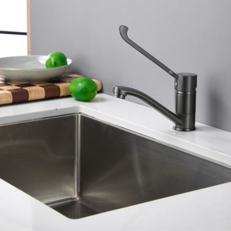 Смеситель для кухни с хирургической ручкой BELZ B19019-3, оружейная сталь, артикул B19019-3