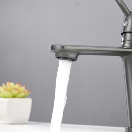 Смеситель для раковины с хирургической ручкой BELZ B10019-3, оружейная сталь