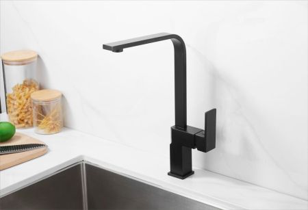 Смеситель для кухни BELZ B70613-7, черный