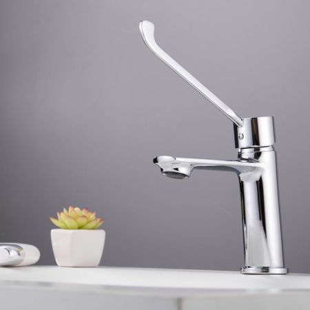 Смеситель для раковины с хирургической ручкой BELZ B10019, хром