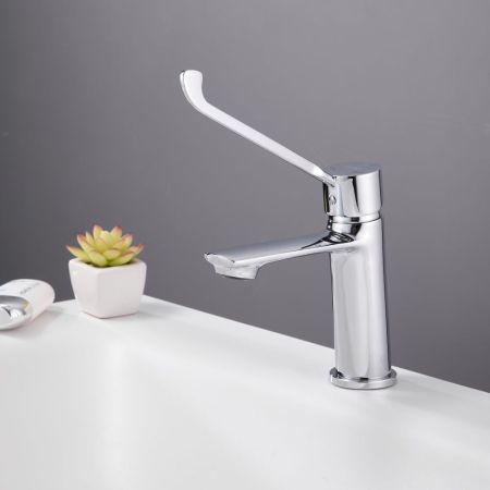 Смеситель для раковины с хирургической ручкой BELZ B10019, хром