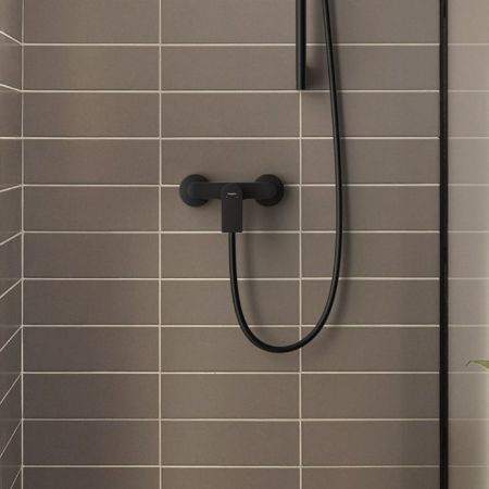 Смеситель для душа, Hansgrohe, Rebris E, тип открывания воды-однорычажный, тип регулирования воды-керамический картридж, монтаж-настенный, отверстия для монтажа-2, цвет-черный матовый, артикул 72650670