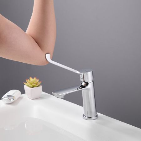 Смеситель для раковины с хирургической ручкой BELZ B10019, хром