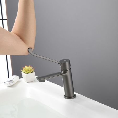 Смеситель для раковины с хирургической ручкой BELZ B10019-3, оружейная сталь