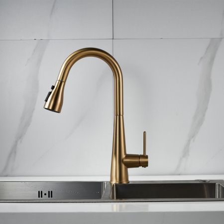 Смеситель для кухни с выдвижным изливом Shevanik S363G, золотой сатин