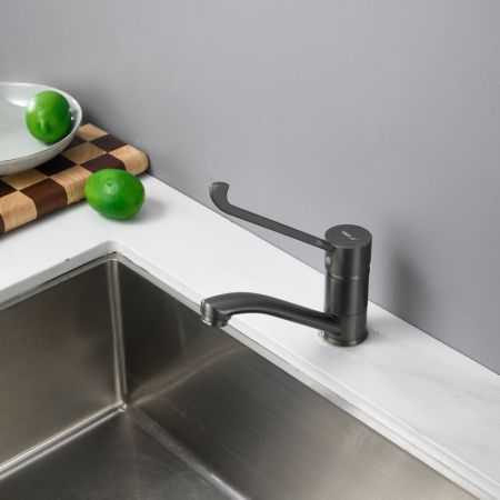 Смеситель для кухни с хирургической ручкой BELZ B19019-3, оружейная сталь, артикул B19019-3