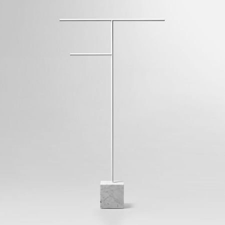 ANTONIO LUPI BIVIO Полотенцедержатель напольный, база из мрамора Carrara satinato, структура из латуни в отделке Bianco opaco, артикул BIVIO3.5.carrara satinato