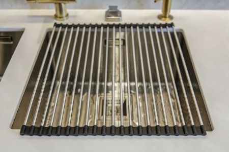 Ролл-маты, OMOIKIRI, ROLL-02-IN, ширина, мм-425, глубина, мм-350, материал: нержавеющая сталь/ черный силикон, цвет: нержавеющая сталь, стильные коврики расстилаются на крыле мойки или на столешнице. Прутья круглой формы. увеличивают пространство для сушк, артикул 4997004