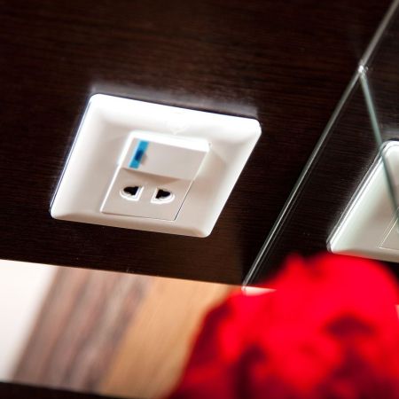 Зеркало со шкафом Бриклаер БАЛИ 90 см правое, венге/белый, артикул 4627125411861