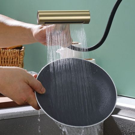 Смеситель для кухни с мультифункциональным изливом Splenka S206.49.03, золотой сатин